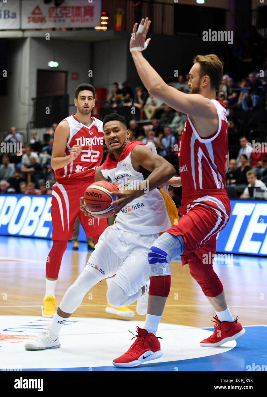 07 De Septiembre De 2018 Alemania Hamburgo Baloncesto Supercup Alemania Vs Turquia Semifinales Alemania Karim Jallow L Y Turquia Semih Erden Compiten Por El Balon Foto Daniel Reinhardt Dpa Fotografia De Stock Alamy