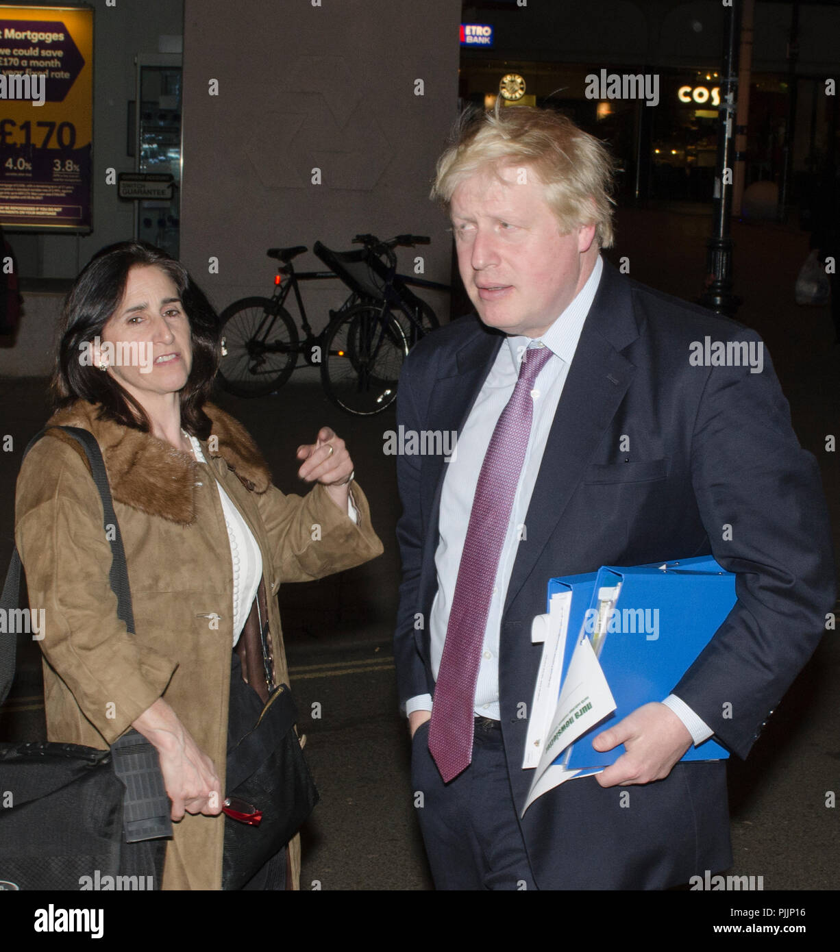 Boris Johnson Y Su Esposa Qc Marina Wheeler Dejar Uxbridge Hustings Fotografía De Stock Alamy
