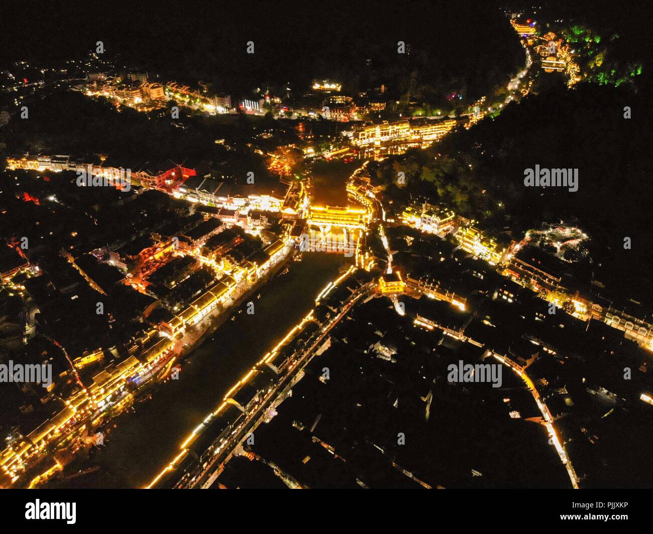 Fenghuang. 7 Sep, 2018. Foto aérea tomada el 7 de septiembre de 2018, muestra la vista de noche de Fenghuang Old Town en el condado de Fenghuang, provincia de Hunan, en China central. Fenghuang, que significa 'Phoenix' en chino, es conocido por su bien conservada arquitectura tradicional y antiguo paisaje fluvial. Crédito: Nad Xianpu/Xinhua/Alamy Live News Foto de stock