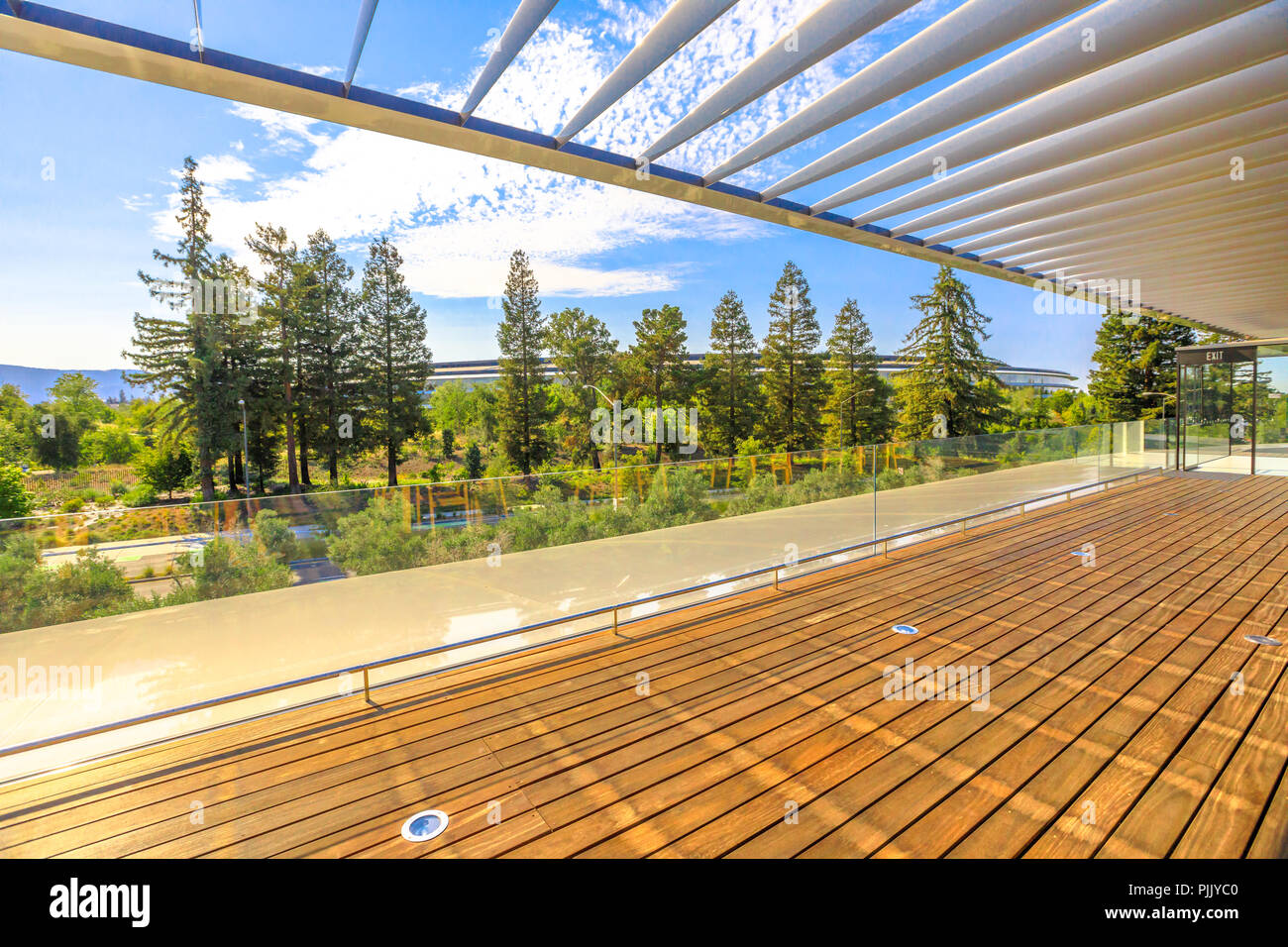 Cupertino, CA, Estados Unidos - 12 de agosto de 2018: el paisaje desde la  terraza del tejado de Apple Park Visitor Centre con vistas a la nueva sede  de Apple futurista con