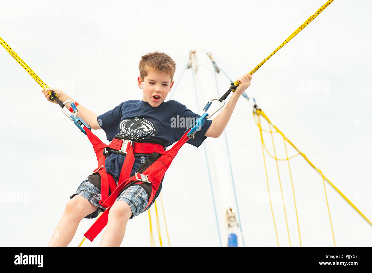 Boy bungee jumping fotografías e imágenes de alta resolución - Alamy