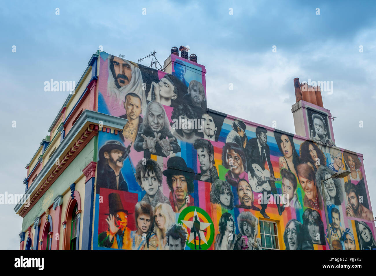 El Prince Albert Pub en Brighton con mural arte callejero en la pared exterior. Muertos Rockstars. Foto de stock