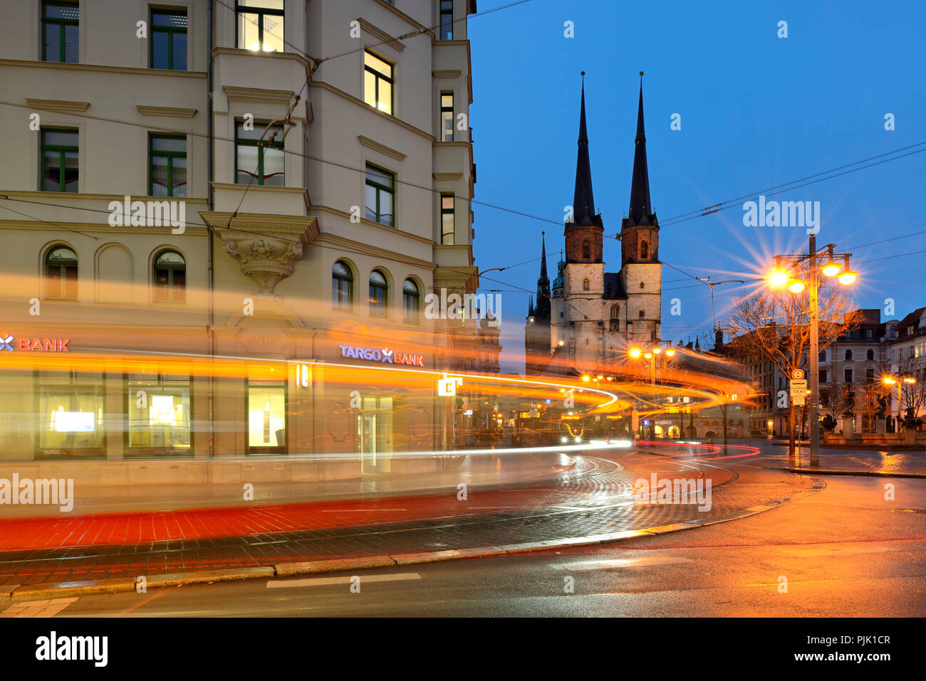 Alemania, en el Estado federado de Sajonia-Anhalt, Halle (Saale), Hallmarkt, mercado iglesia y Torre Roja, al anochecer, estelas de luz del tranvía Foto de stock