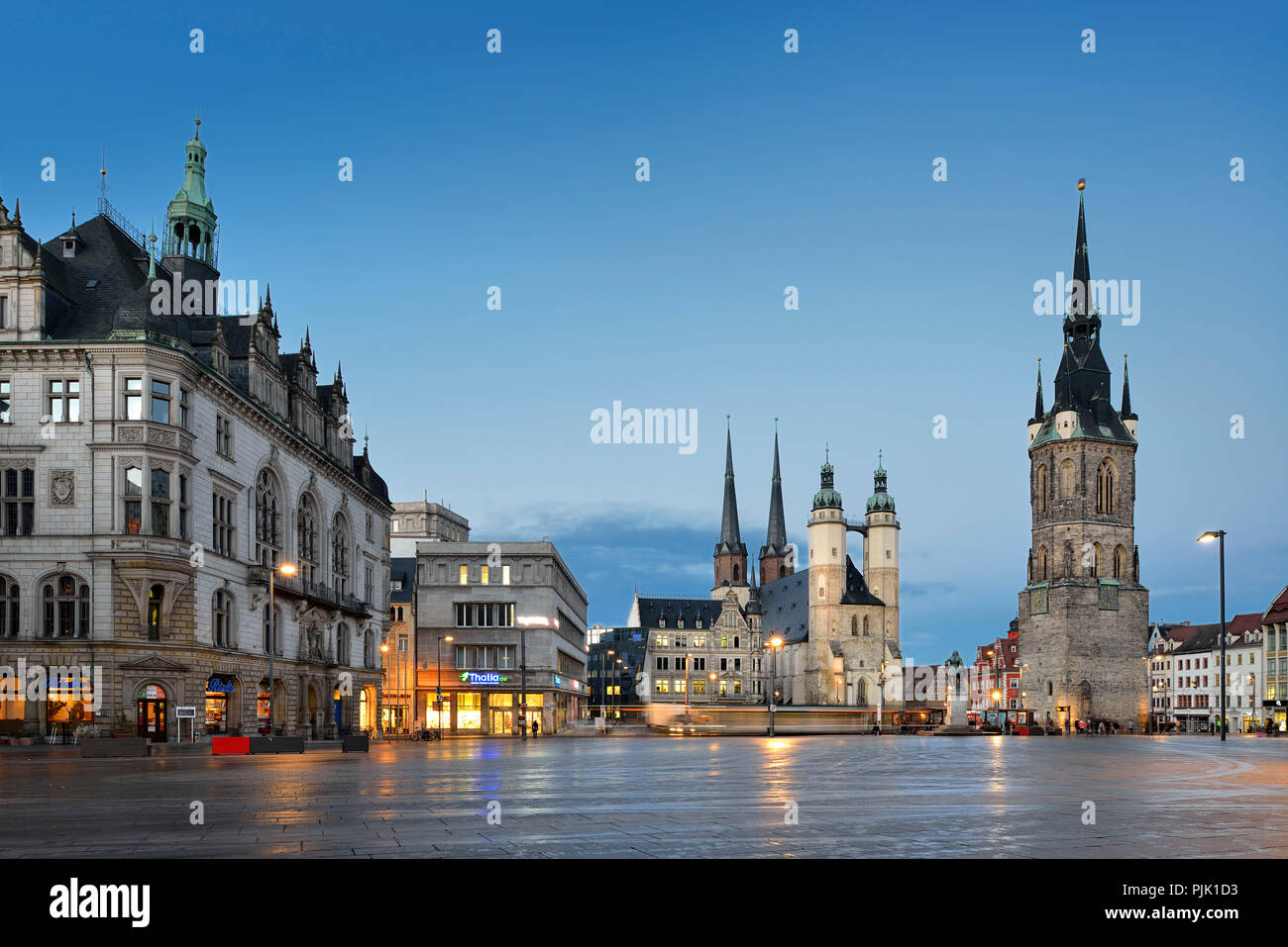 Alemania, en el Estado federado de Sajonia-Anhalt, Halle (Saale), la plaza del mercado, de izquierda a derecha, el ayuntamiento, la iglesia del mercado y la Torre Roja, al anochecer, estelas de luz del tranvía Foto de stock