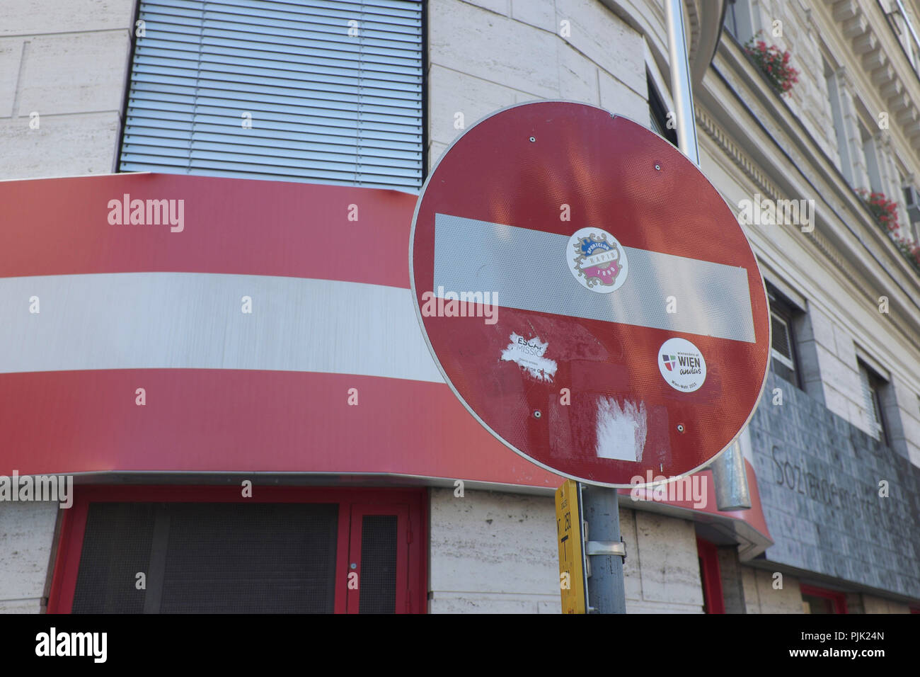 Fachada de la sede del partido SPÖ en Viena con el signo de prohibición Foto de stock