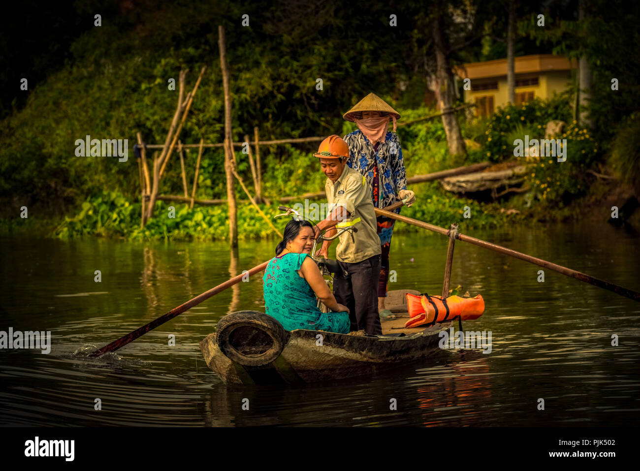 Asia, Sudeste Asiático, Vietnam del Sur, Vietnam, el delta del Mekong, el hombre y la mujer en el barco Foto de stock