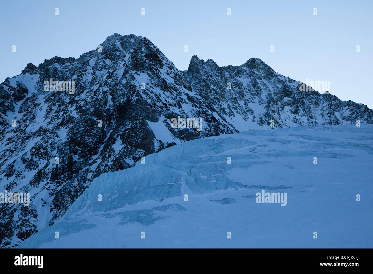Romper el hielo en los Alpes de Stubai, Alpeinerferner, Tirol, Austria. Foto de stock