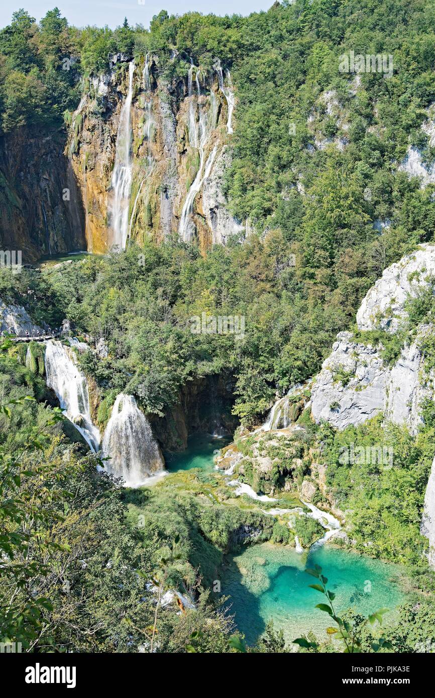 Parque Nacional de los Lagos de Plitvice es Croacia más popular atracción de visitantes y lugar de belleza natural protegida. Foto de stock