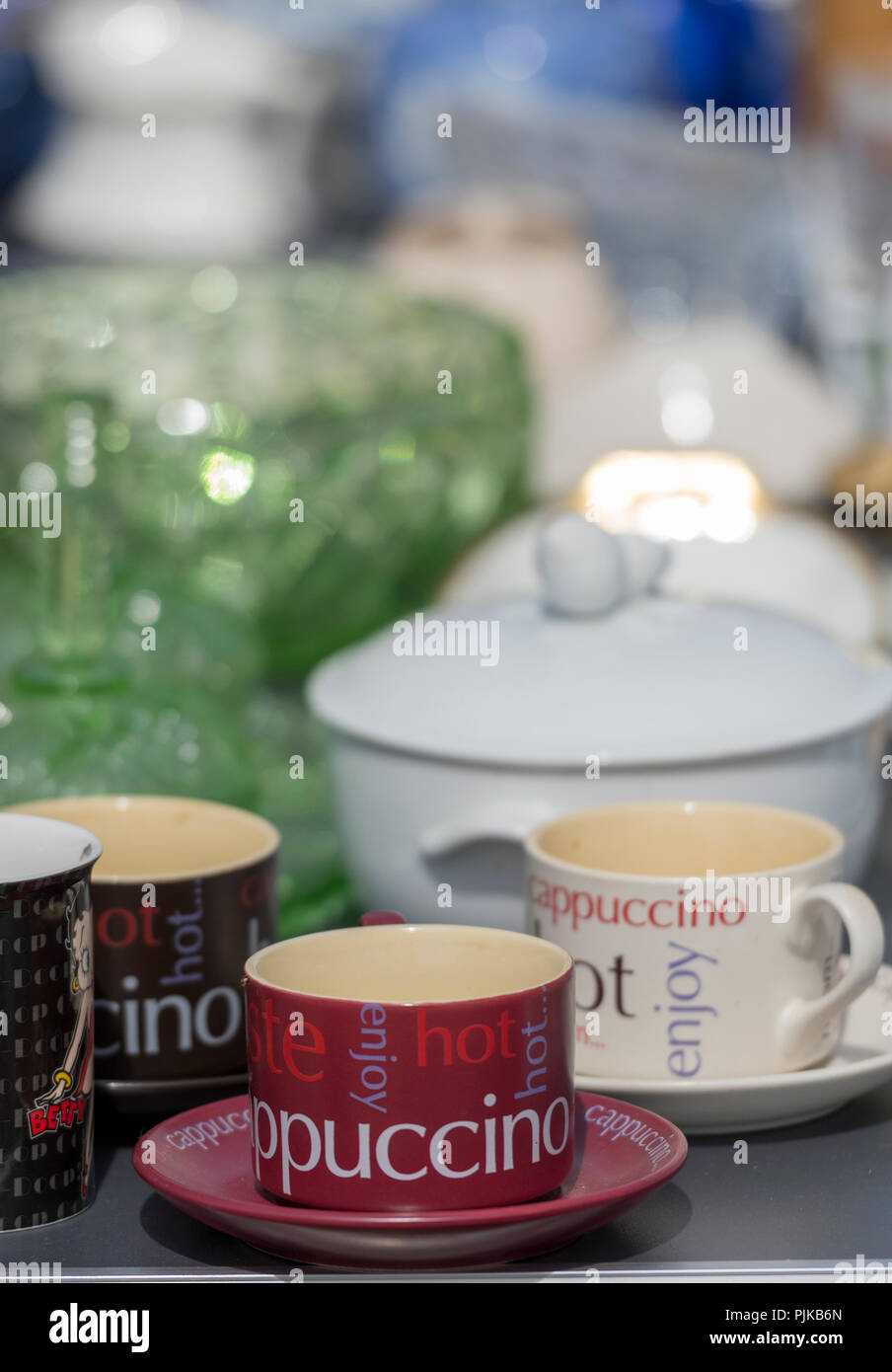 Las tazas de café y china con café y parafernalia relacionada con las tazas  y los platillos Fotografía de stock - Alamy