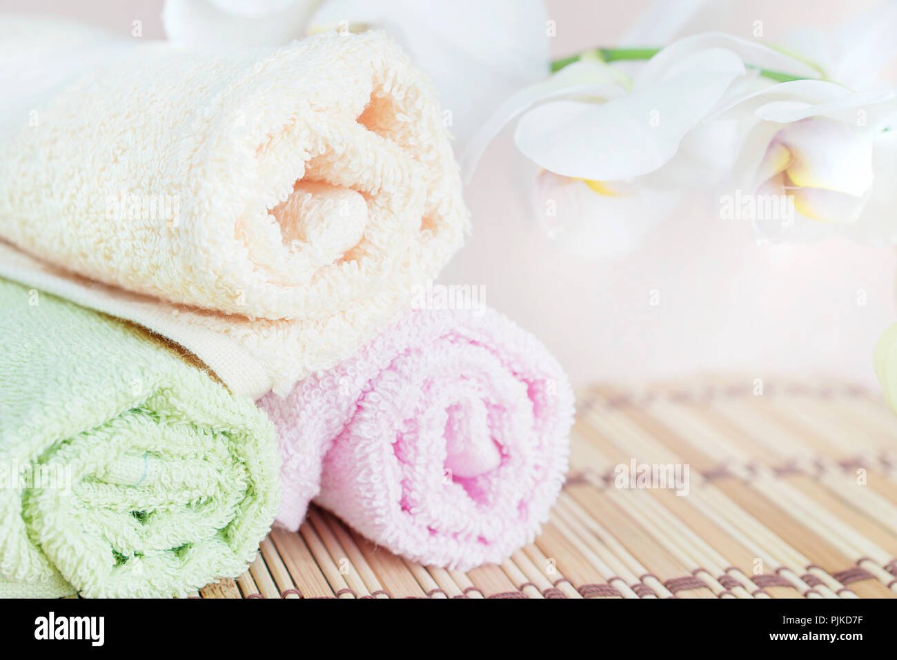 Concepto Spa: toallas de baño y una rama de orquídeas blancas, con espacio para texto Foto de stock