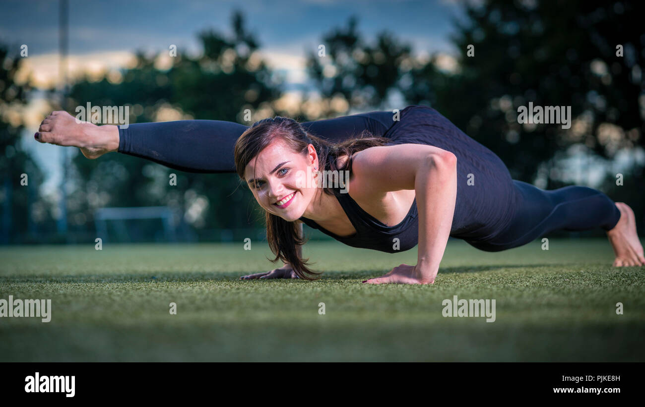 Mujer, 25 años, entrenamiento acrobático Foto de stock