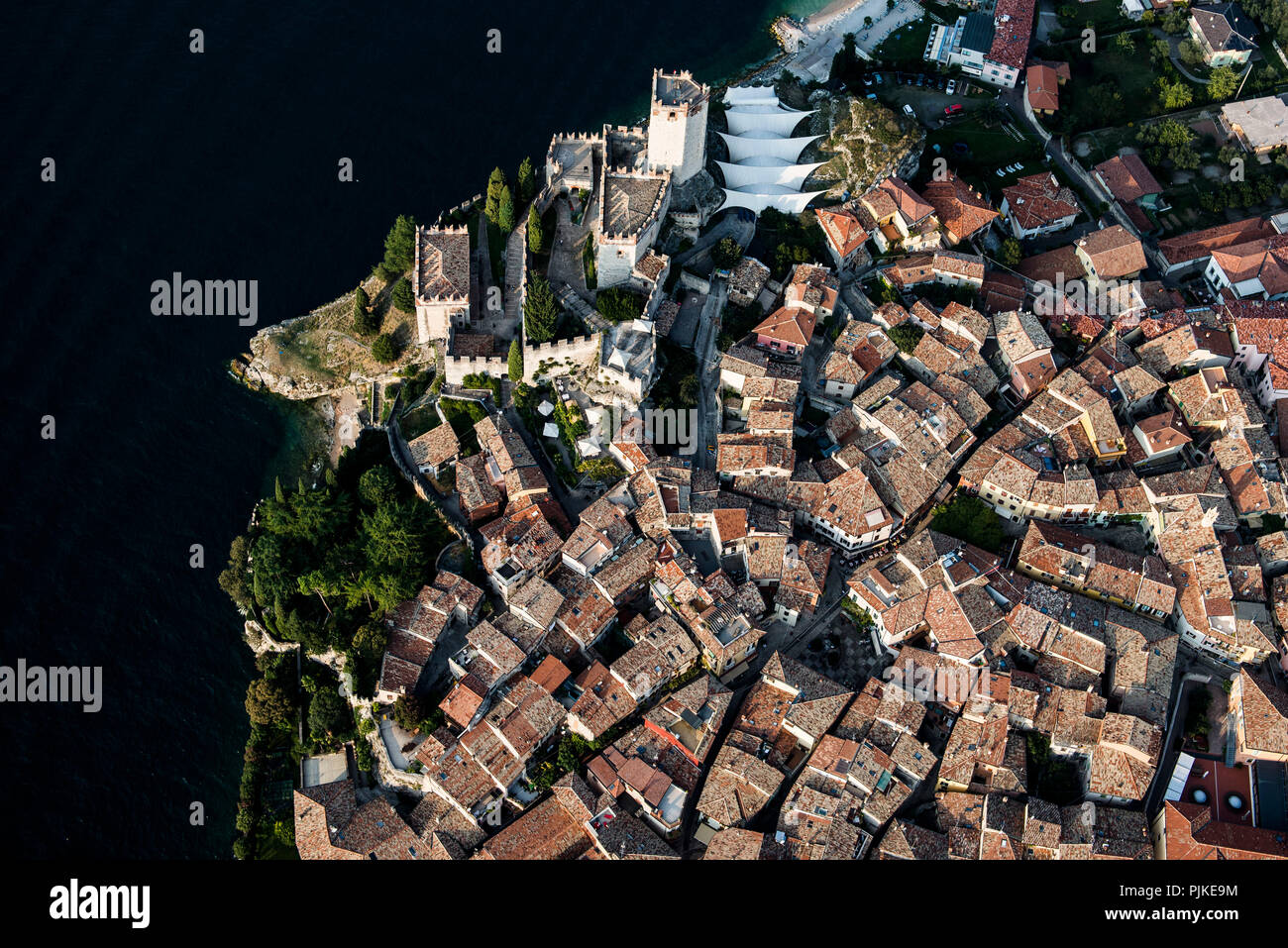 Casco histórico de la ciudad con el castillo de Malcesine, Lago de Garda, vista aérea, Veneto, Italia Foto de stock