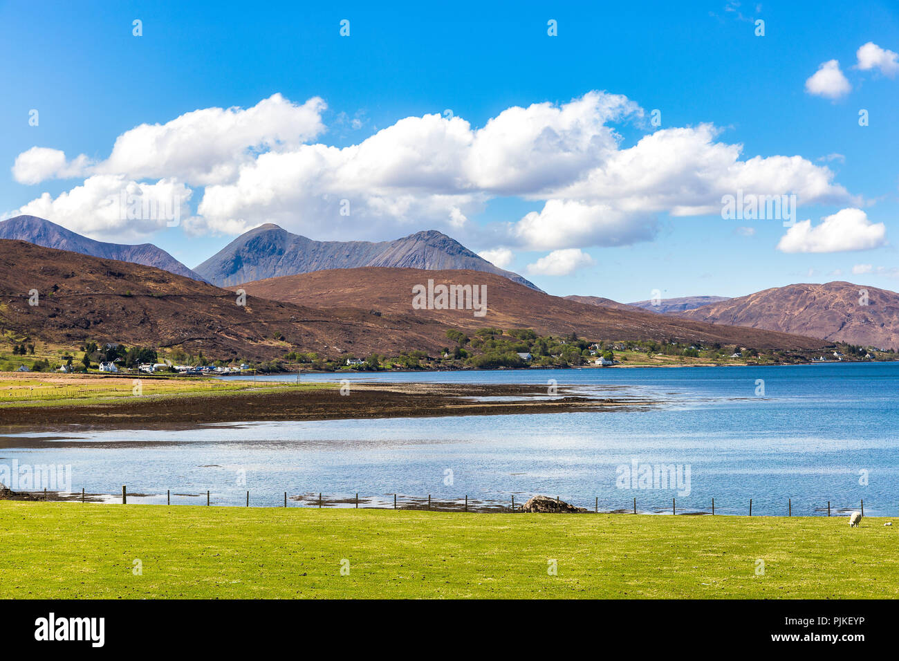 Loch na Cairidh con Isla Scalpay Foto de stock