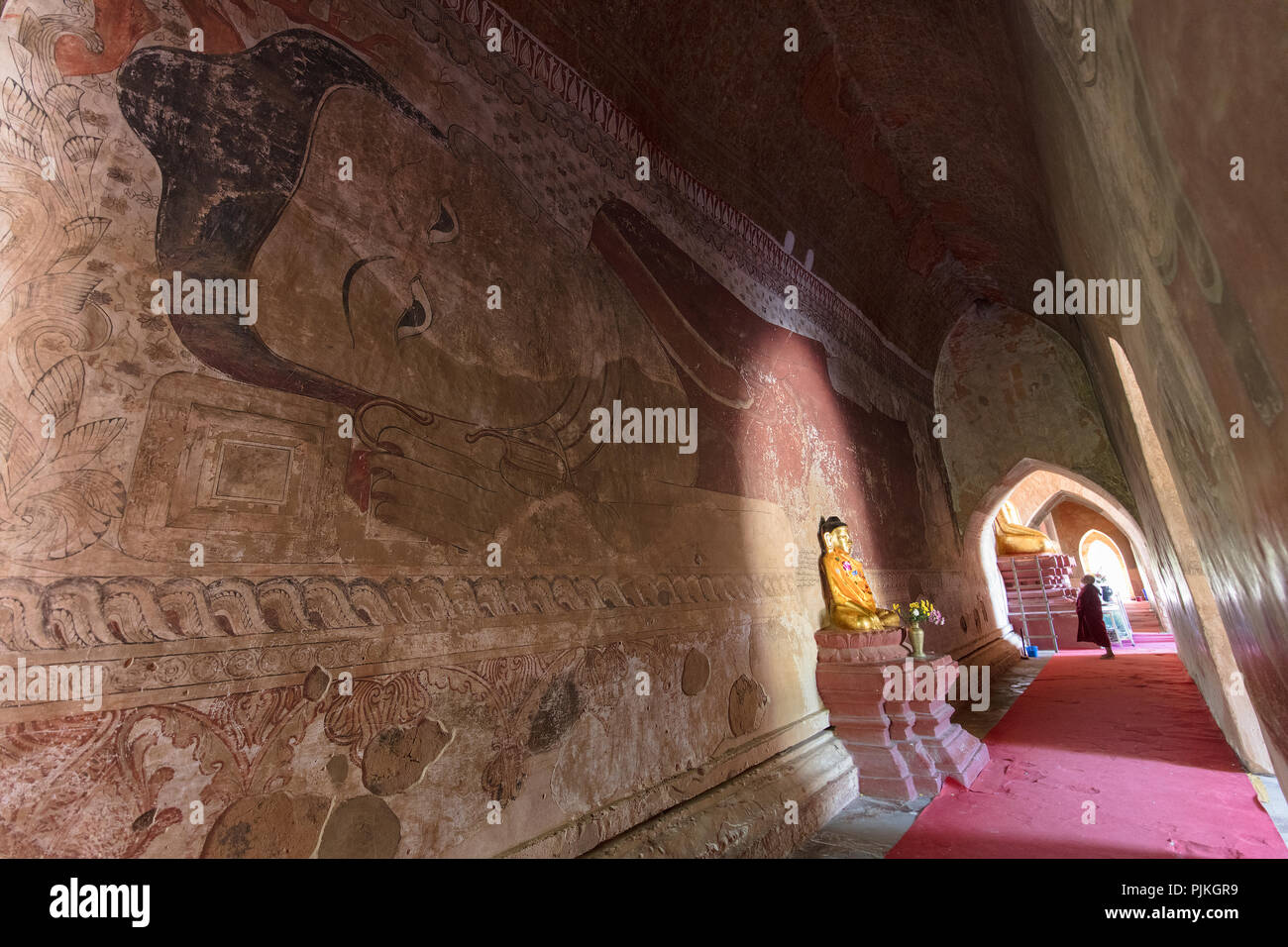 Detalle de los frescos y un Buda reclinado en el interior del "Templo ulamani'. Minnanthu village, al suroeste de Bagan, Myanmar (Birmania). Foto de stock