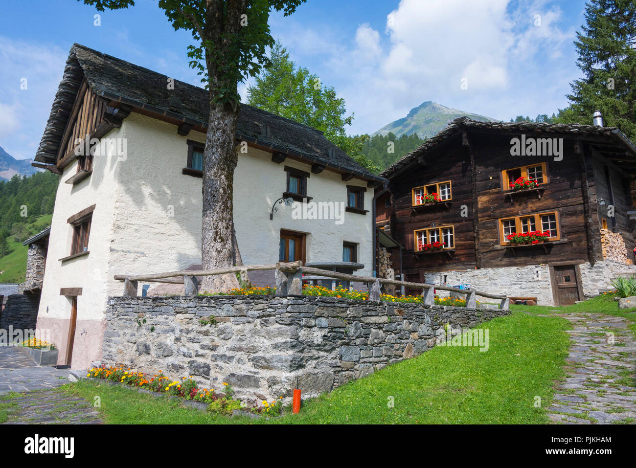 Paisaje urbano Mountain Village Walser asentamiento Bosco Gurin, Val di bosco, Vallemaggia, Tesino, Suiza Foto de stock