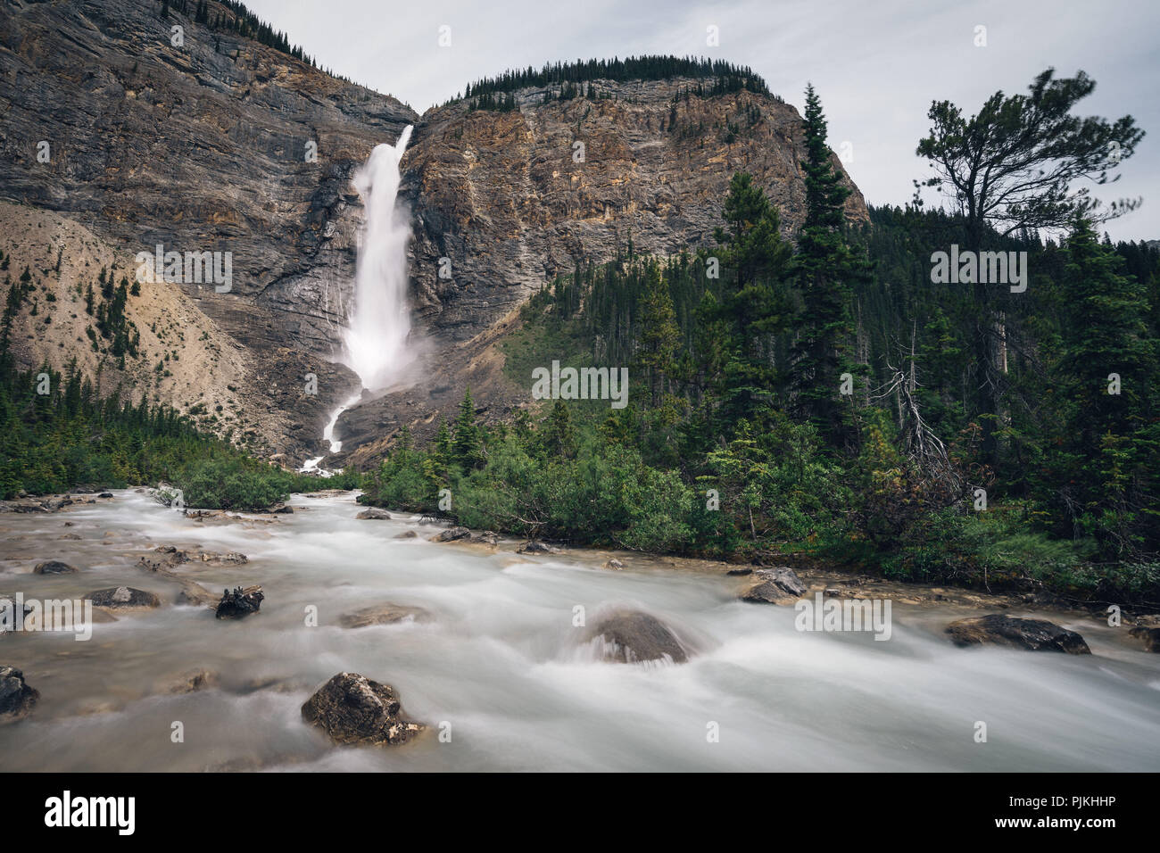 Takakkaw Falls, el Parque Nacional Yoho, Canadá Foto de stock