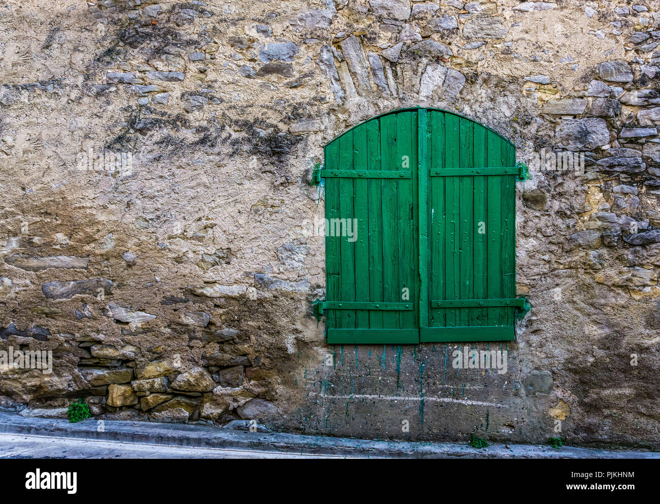 Casa de Piedra, fachadas, persianas verdes, cerrado Foto de stock