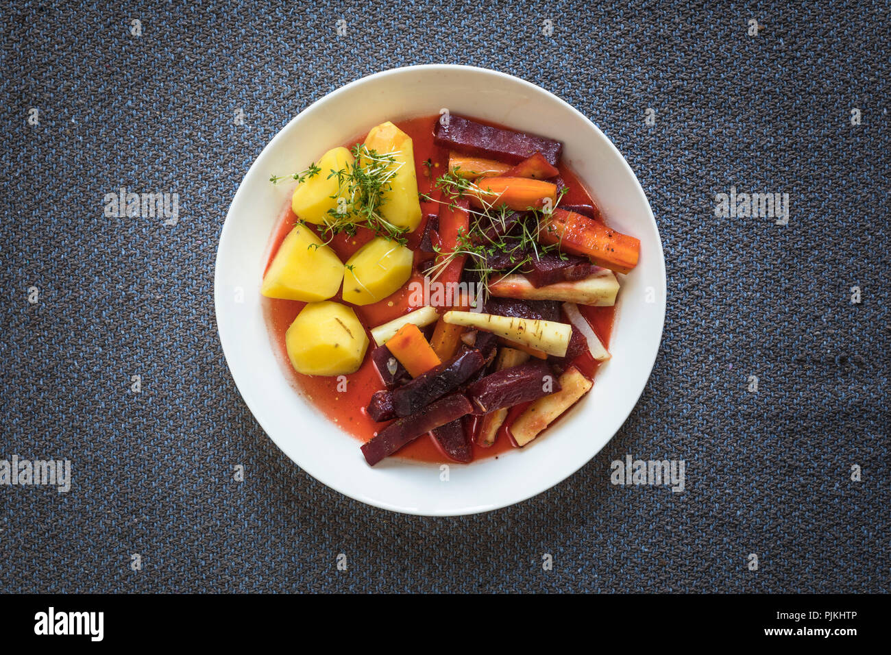 Las hortalizas de invierno mezclada con patatas en la placa Foto de stock