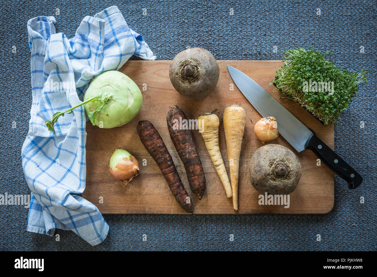 Diversas hortalizas de invierno sobre la placa de corte Foto de stock