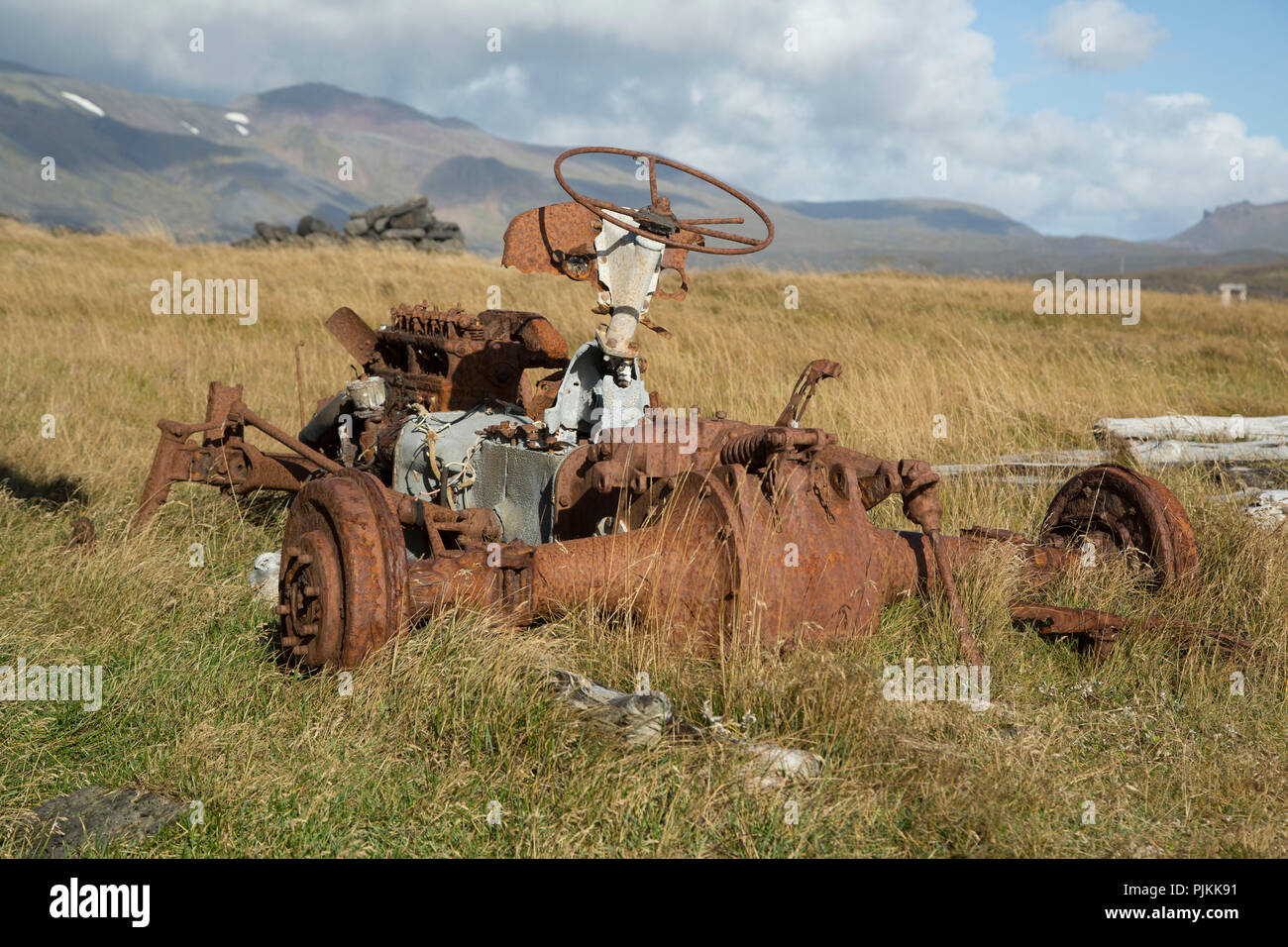 Islandia, el naufragio de un tractor en la hierba alta, oxidados, sin los neumáticos, el estado de ánimo de verano Foto de stock