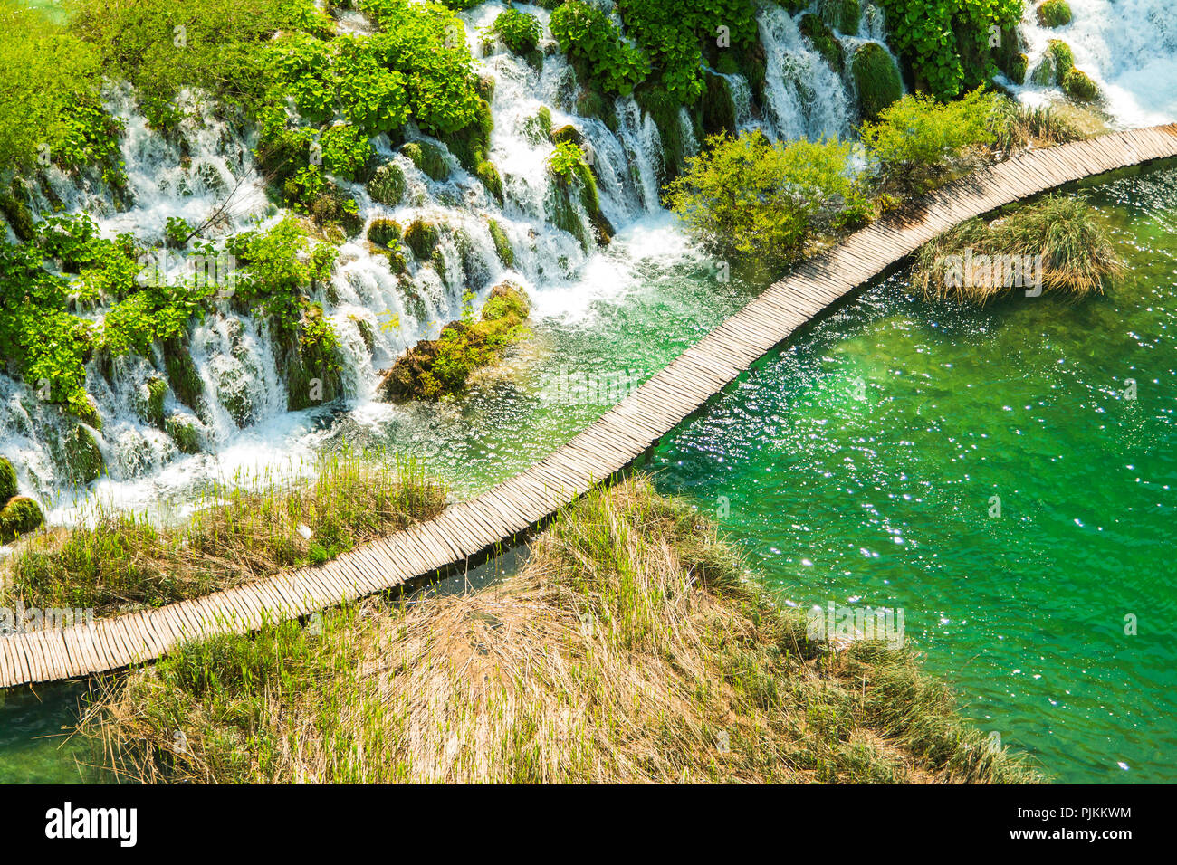 Hermosos paisajes, cascadas, agua y madera verde claro sendero en el Parque  Nacional de Los Lagos de Plitvice en Croacia. Hermoso mundo. V panorámica  Fotografía de stock - Alamy