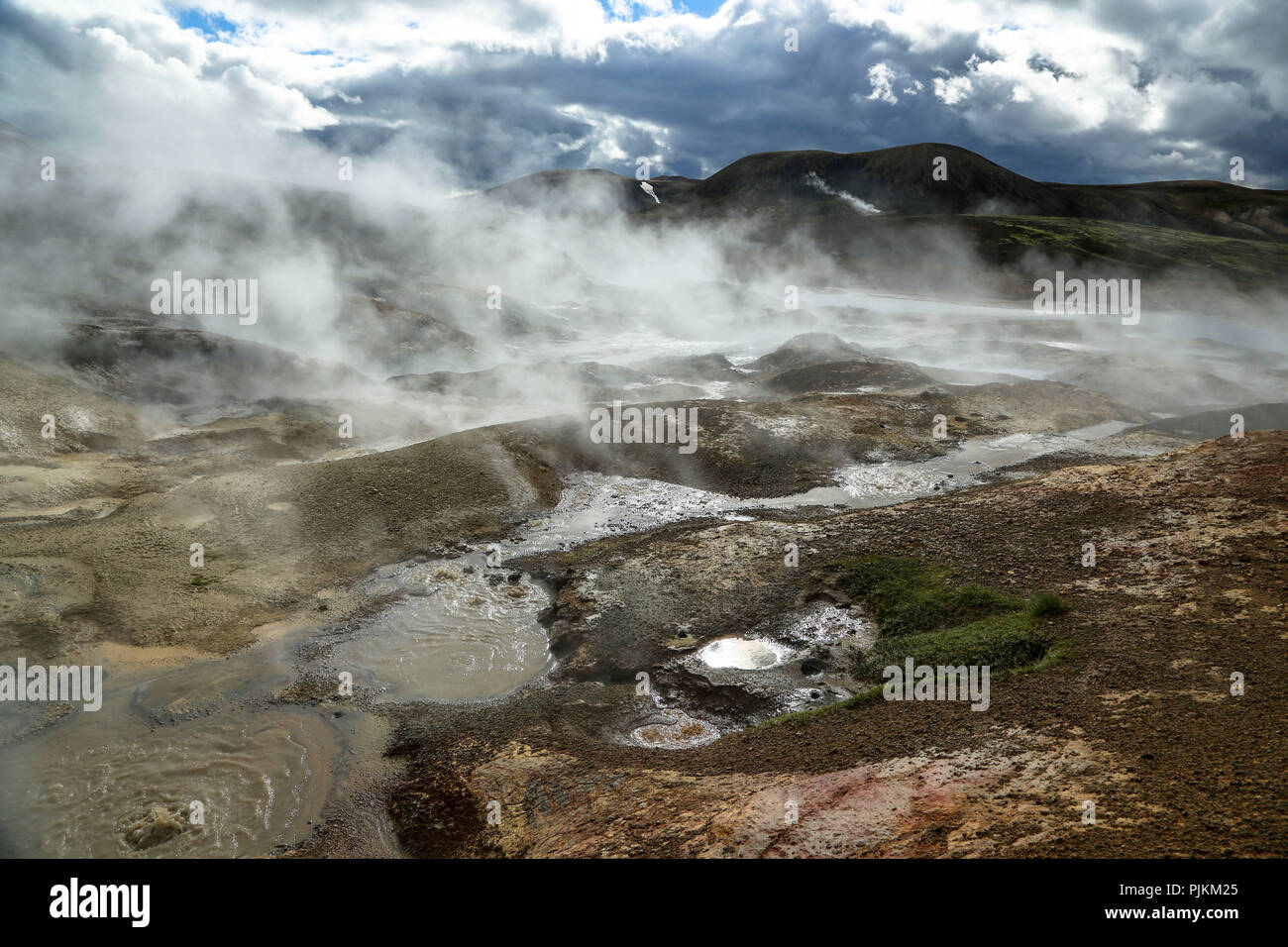 Islandia, aguas termales, baños de vapor, zona de alta temperatura, retroiluminación Foto de stock