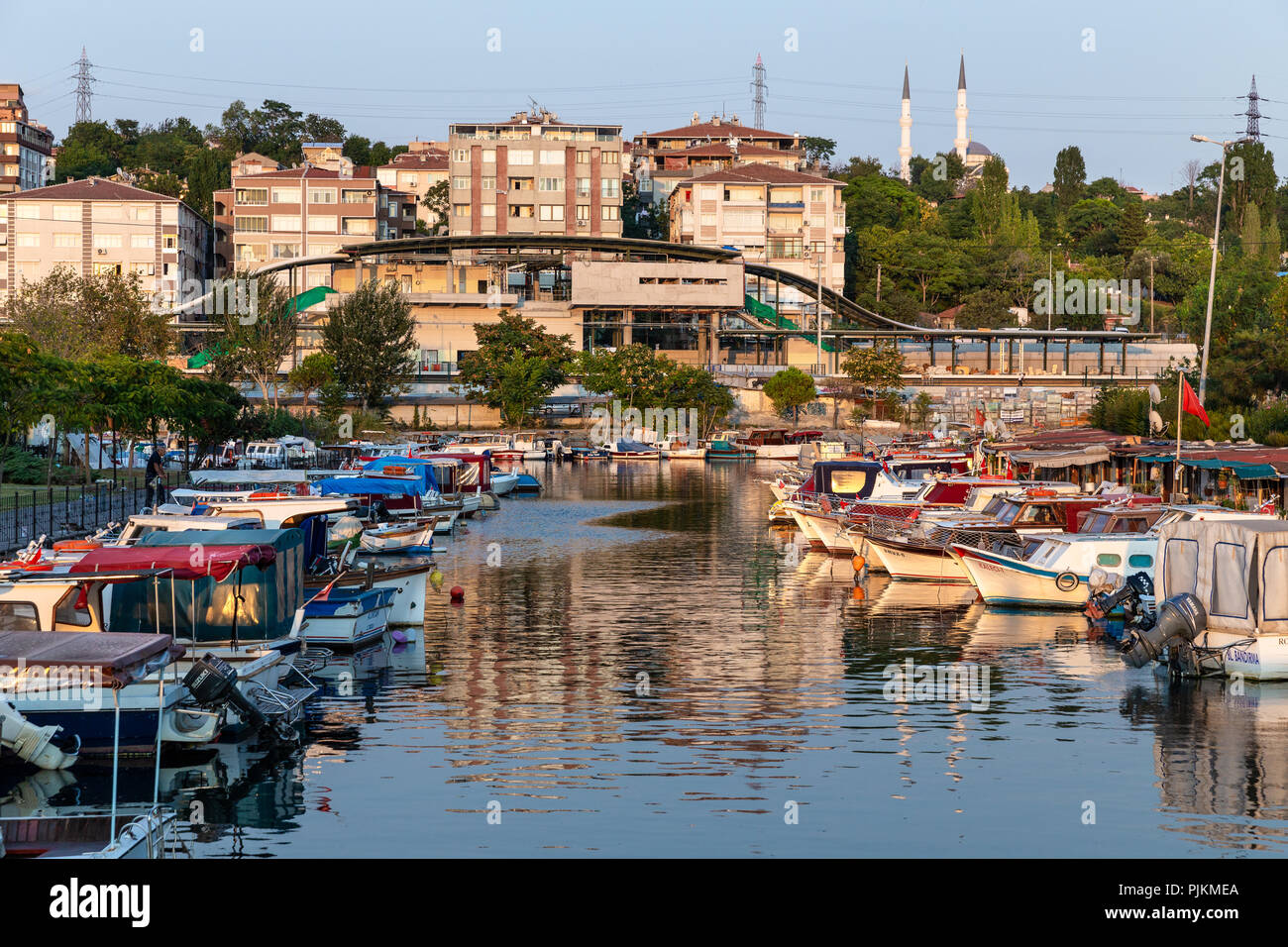 Vista desde la orilla de lago Kucukcekmece Kanarya. Lago Kucukcekmece es una laguna ubicada en la parte europea de Estambul, en el noroeste de la provincia de Turquía. Foto de stock