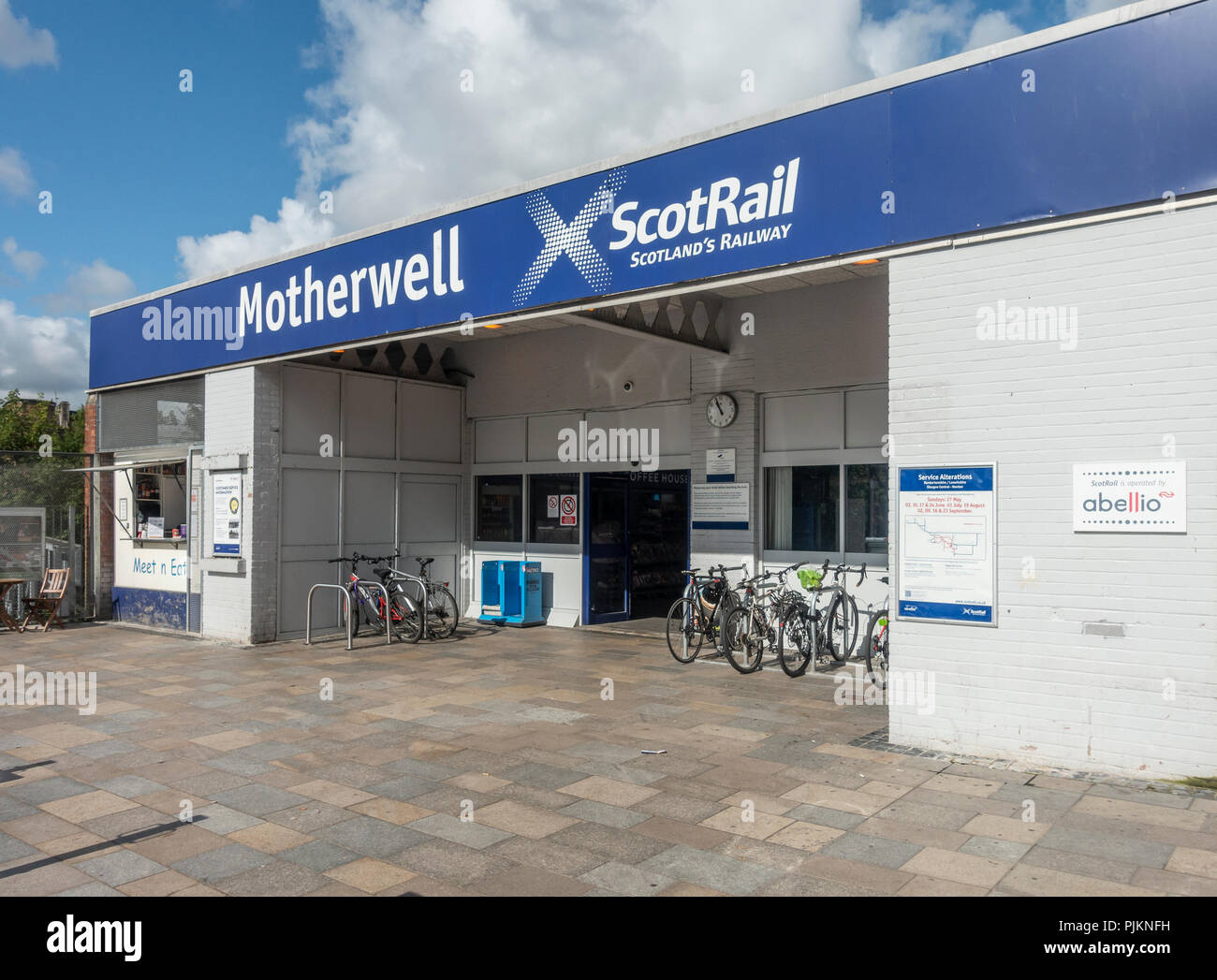 La entrada principal a la estación de tren de ScotRail Motherwell en North Lanarkshire, Escocia, con el cumplir n comer snack kiosco y portabicicletas. Foto de stock