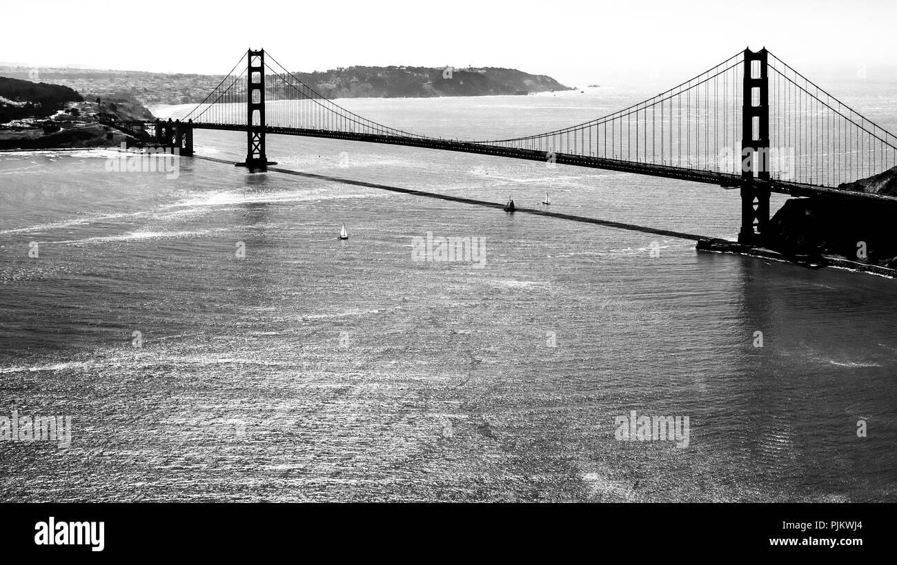 Puente Golden Gate desde el lado de la Bahía, cielo azul, San Francisco, San Francisco Bay Area, Estados Unidos de América, California, EE.UU. Foto de stock