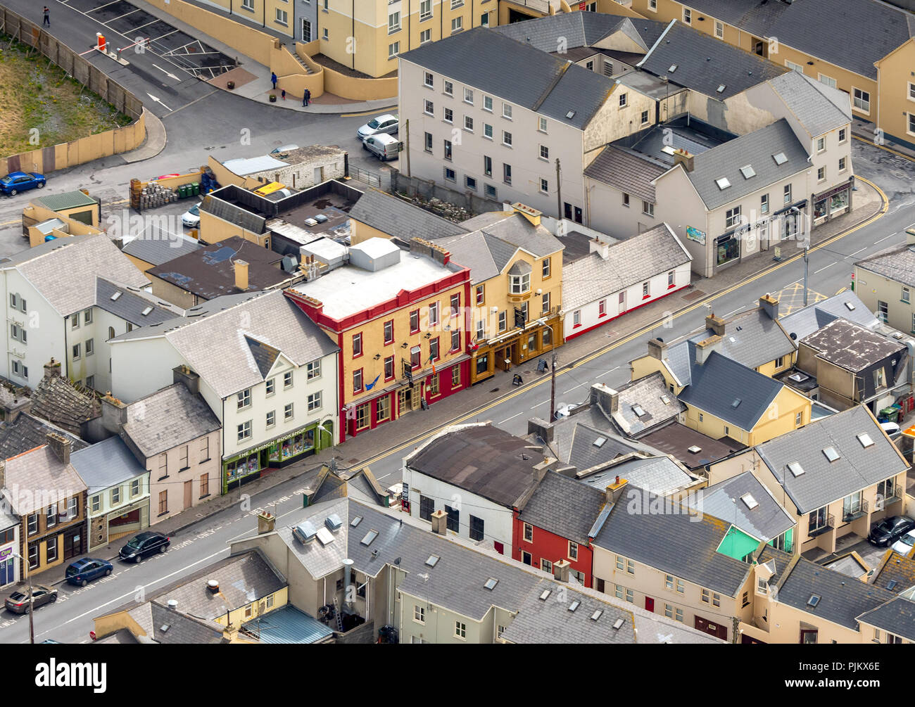 Lahinch Lahinch Main Street, en Liscannor Bay, en el condado de Clare, Clare, Irlanda, Europa Foto de stock