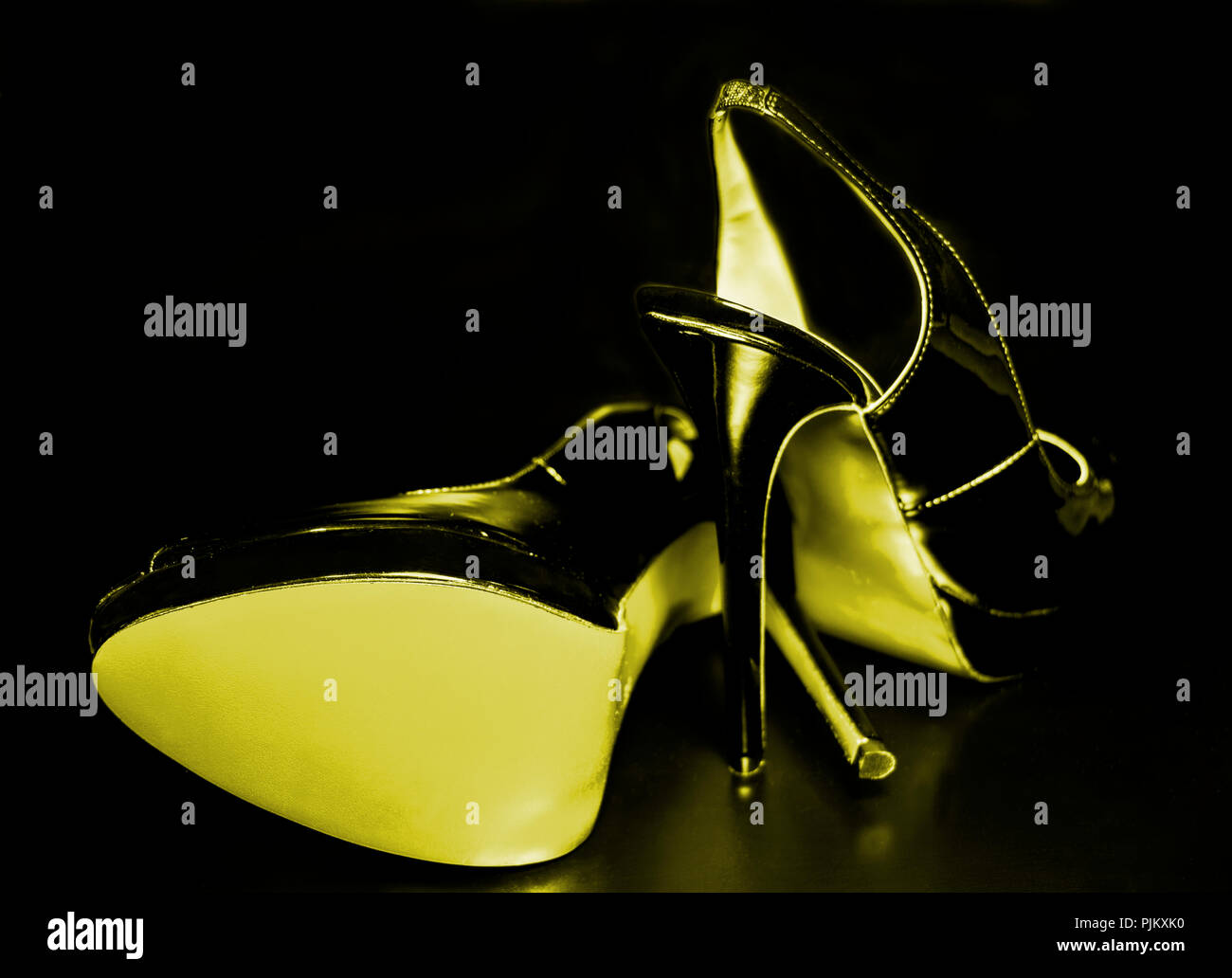 Amarillo y negro elegante zapatos de tacón. Macro de tacones altos de stock -