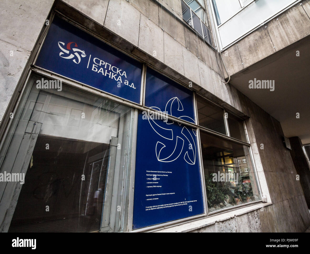 Belgrado, Serbia - Septiembre 5, 2018: Srpska Banka logotipo en su oficina principal en el centro de Belgrado. También conocido como Banco de Serbia, es uno de los principales Ser Foto de stock