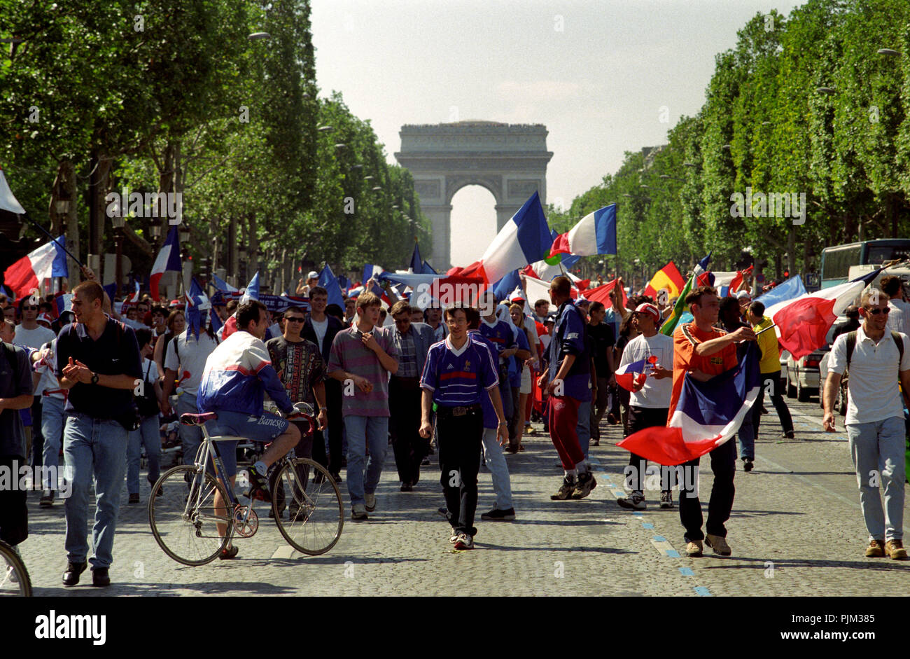 La Copa Mundial de la Fifa 1998, partidarios de Paris antes de la finale France-Brazil (Francia, 12/07/1998) Foto de stock