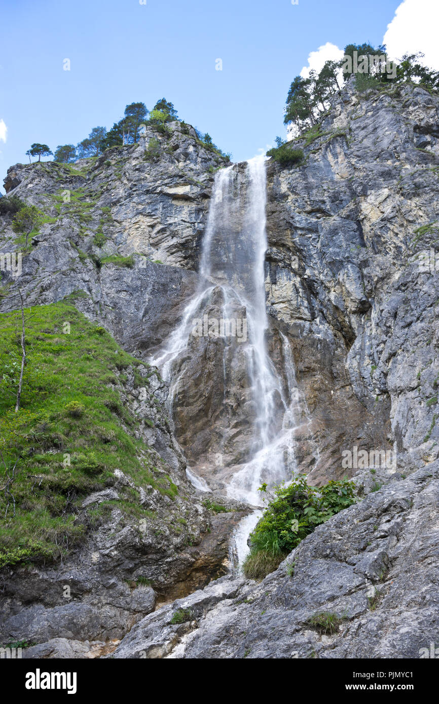 Cascada denominada Mirafall en la espectacular garganta rocosa del Ötschergräben en Austria. Foto de stock