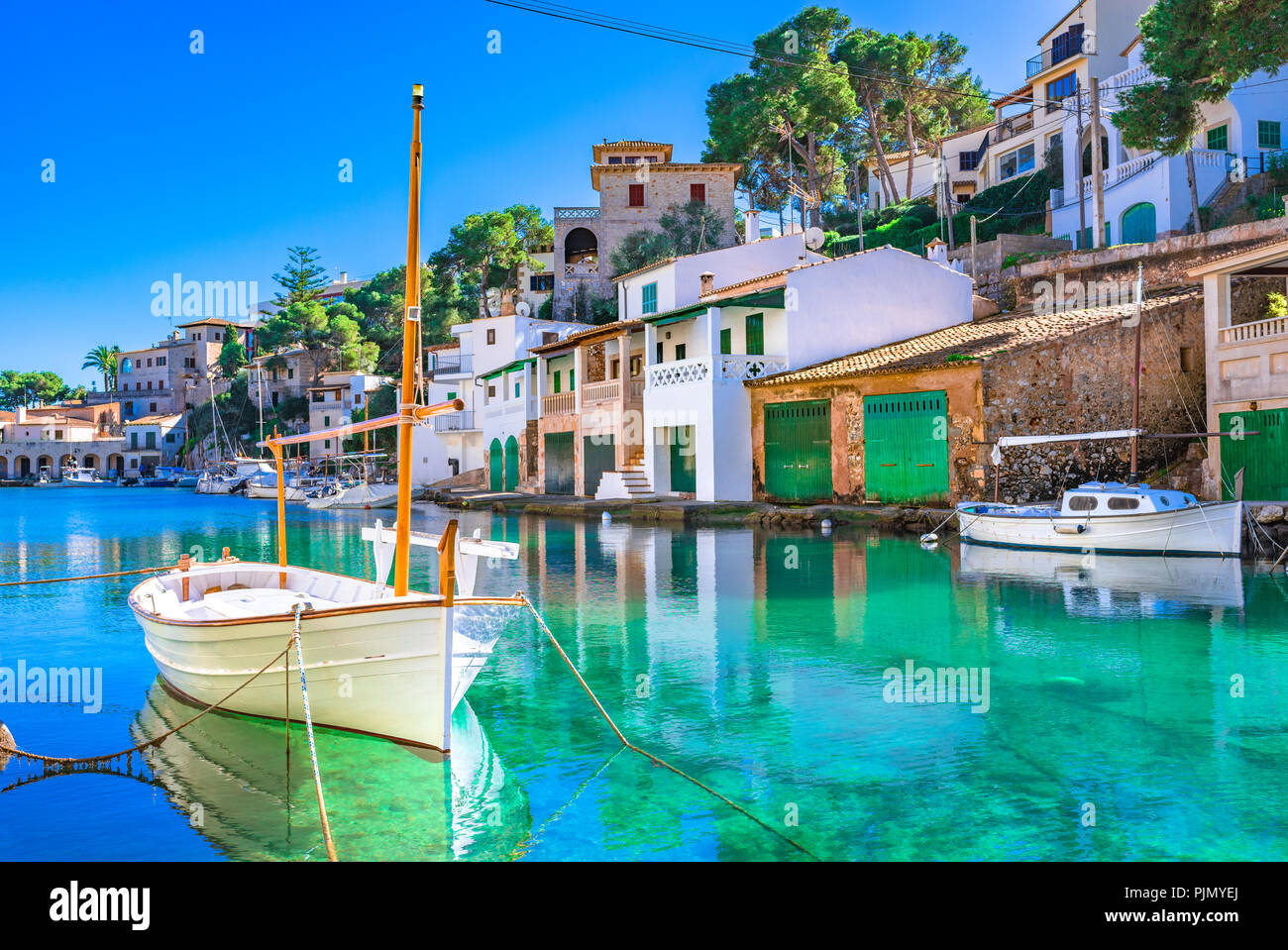 Hermosa vista de Cala Figuera, antiguo puerto pesquero en Mallorca, Islas Baleares, España Mar Mediterráneo Foto de stock