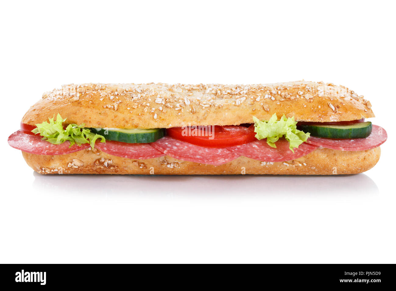 Baguette sub sándwich con salami granos enteros aislados lateral sobre un fondo blanco. Foto de stock