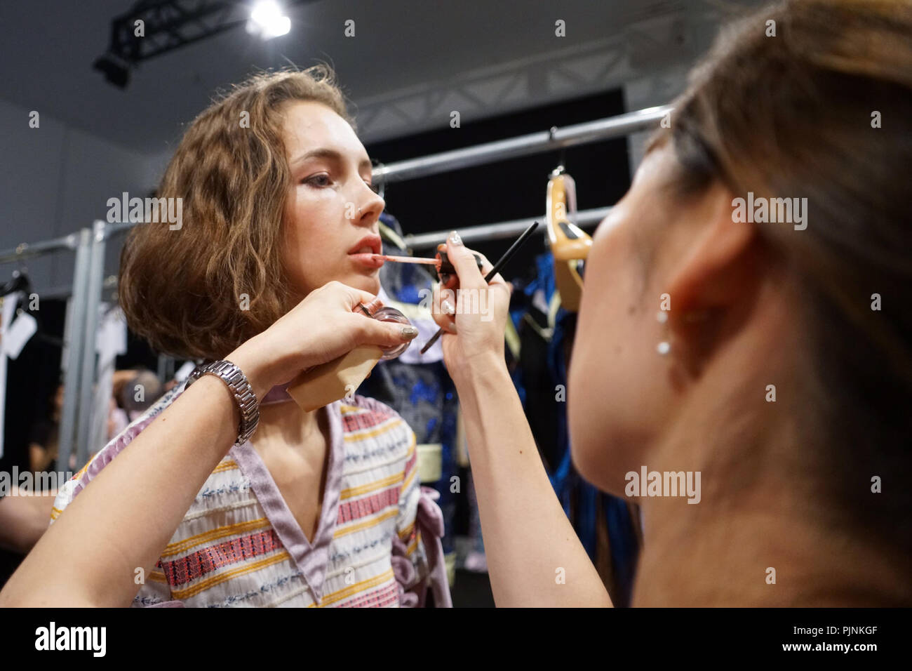 Nueva York, Estados Unidos. 7 Sep, 2018. Un modelo obtiene maquillaje  aplicado backstage para Vivienne Hu colección primavera/verano 2019 mostrar  durante la Semana de la Moda de Nueva York en Nueva York,