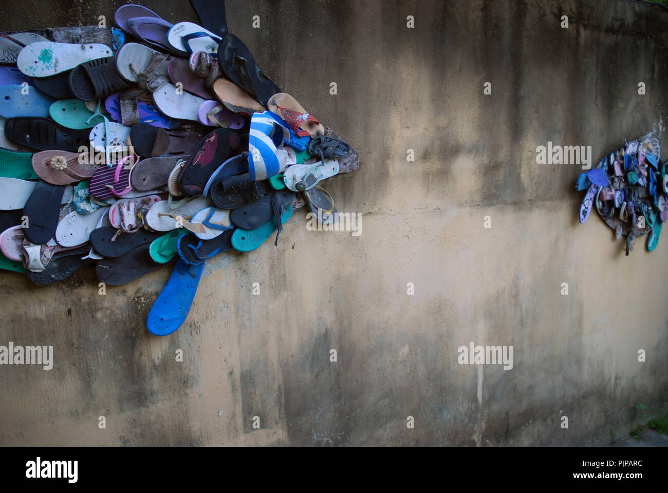 Mural de pescado hechas de viejas chanclas, Seminyak, Bali, Indonesia  Fotografía de stock - Alamy
