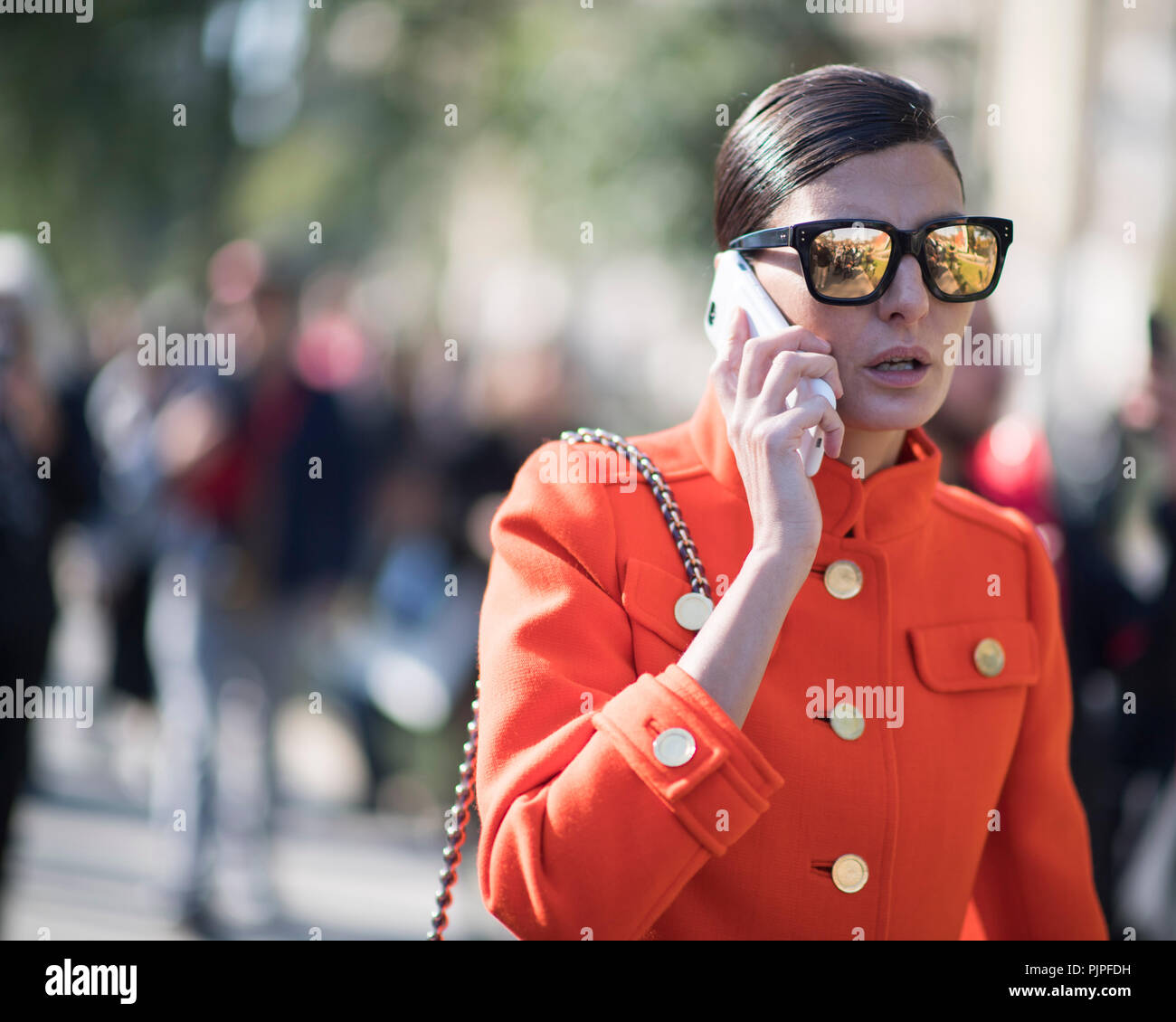Un huésped llega a la colección Chanel Show en el octavo día de la Semana  de la moda de París Primavera/Verano 2017 muestra en Octubre 04, 2016 en  París, Francia (Foto por
