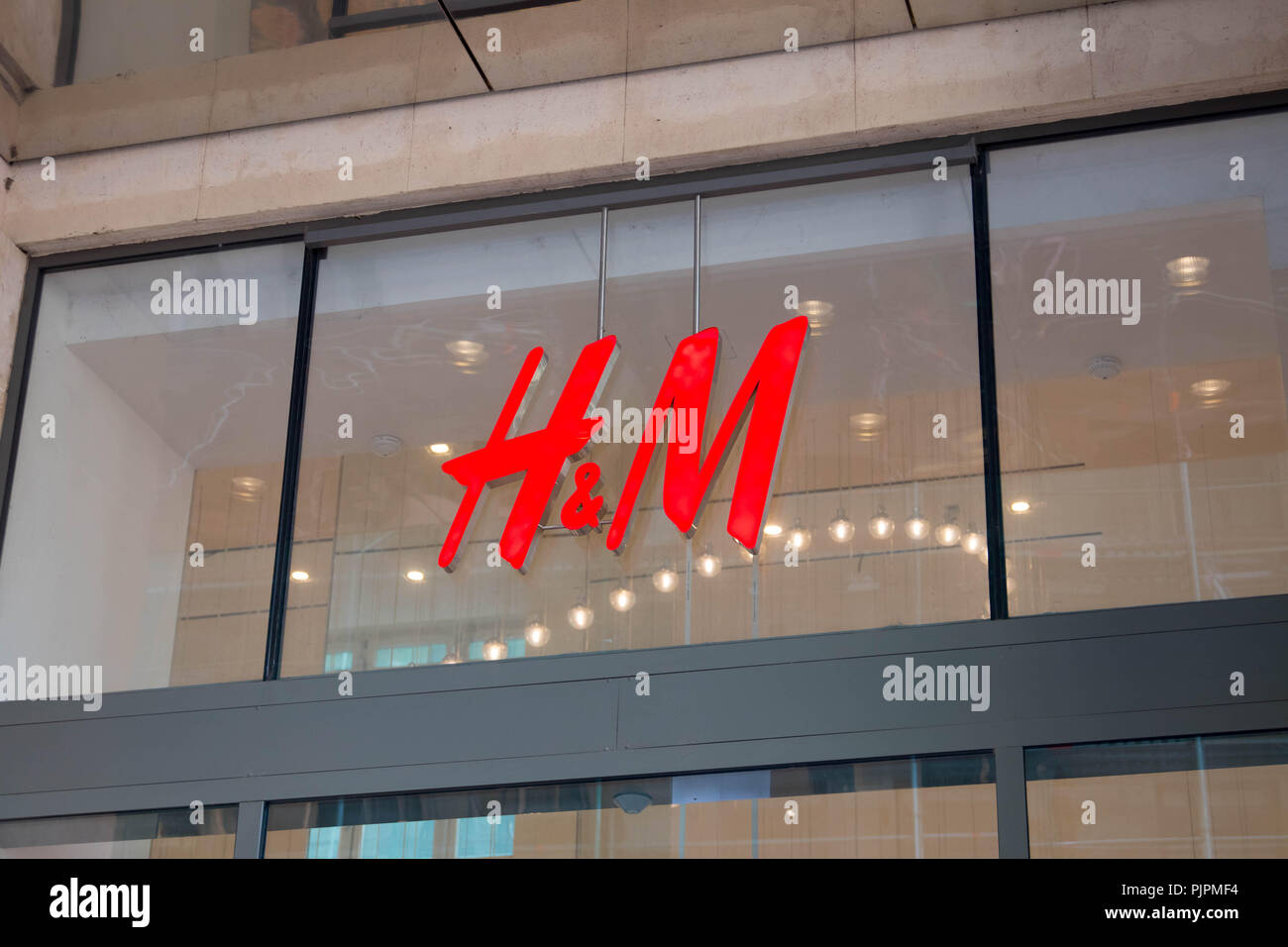 H&M tienda comprar ropa logotipo frontal h m Fotografía de stock - Alamy