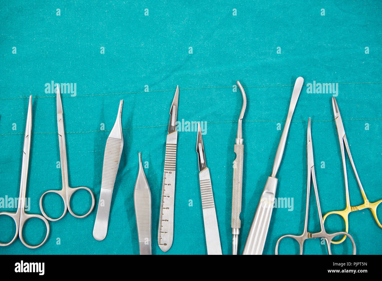 Conjunto de instrumentos quirúrgicos en el quirófano Fotografía de stock -  Alamy