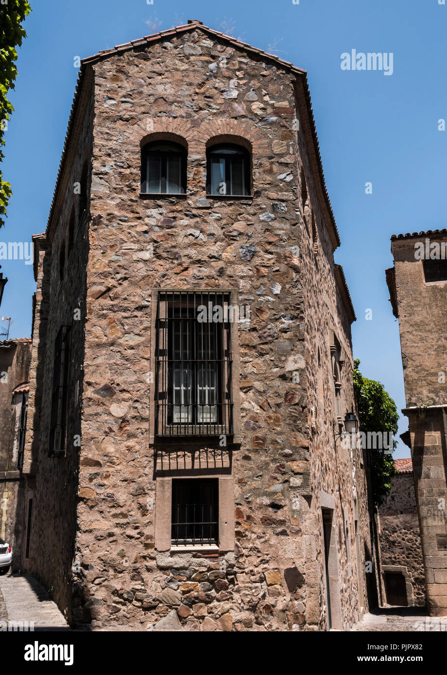 Casa típica de la ciudad vieja de Cáceres, España Foto de stock