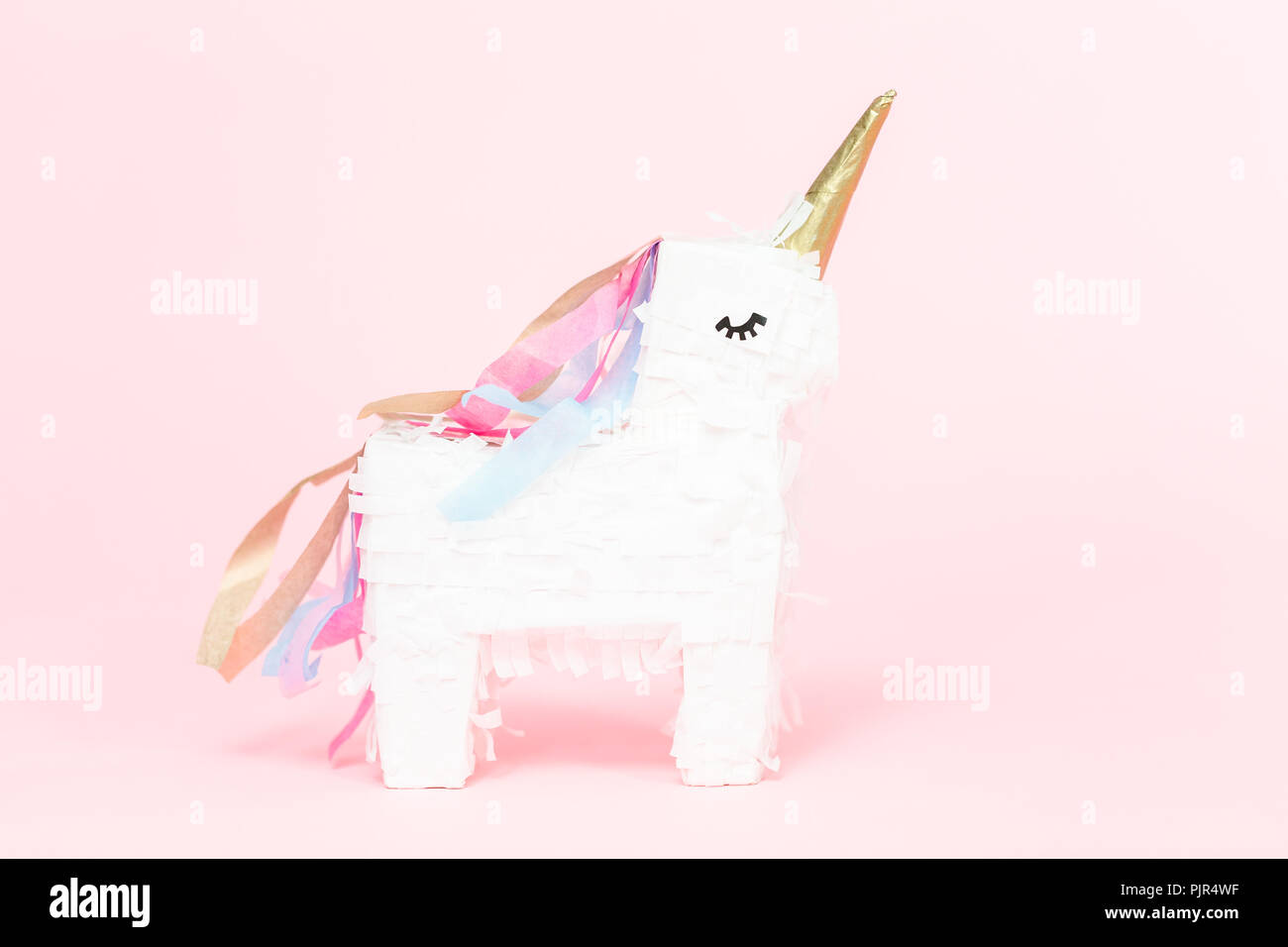 Pinata Unicornio blanco sobre un fondo de color rosa Fotografía de stock -  Alamy