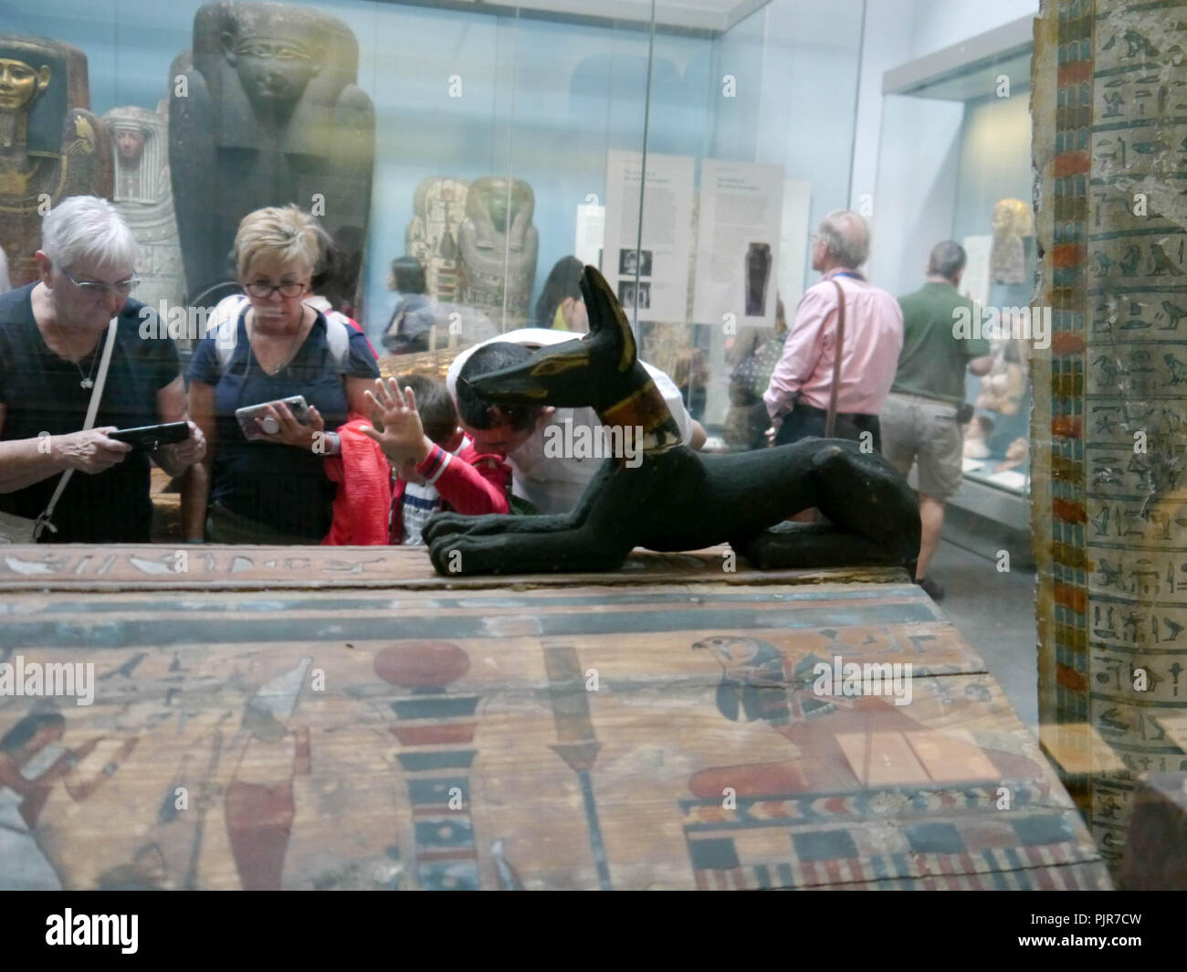 Los visitantes del Museo Británico de Londres, Inglaterra mirar de exhibiciones en la colección egipcia Foto de stock