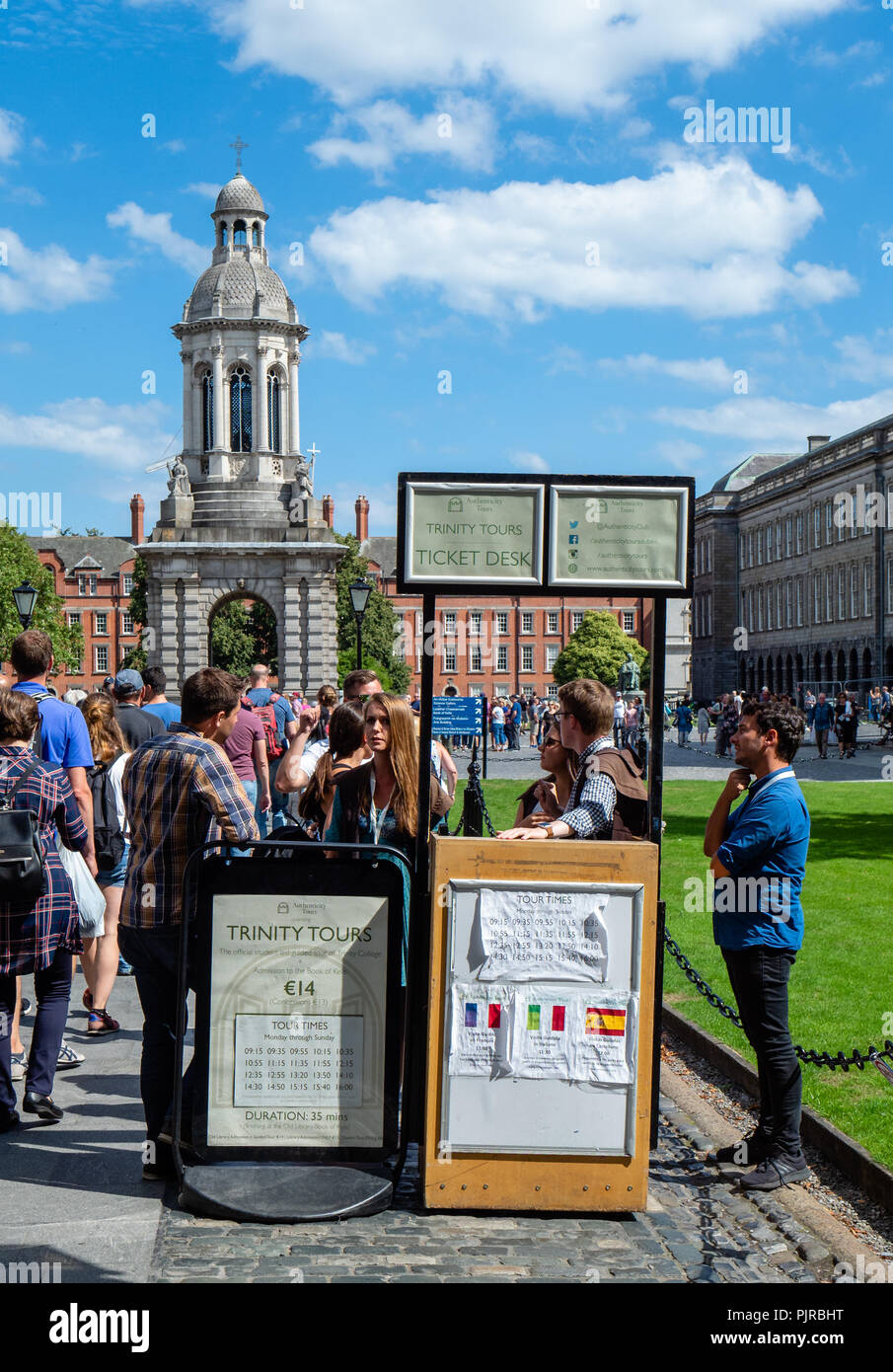 Estudiantes en el Trinity College de Dublín, la acogida a los visitantes y ofrecer tours de la universidad Foto de stock