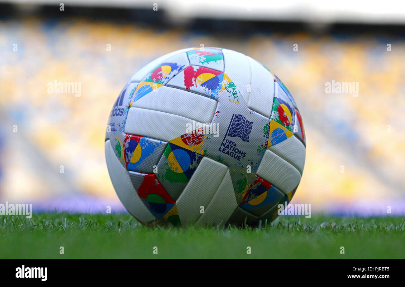 Kiev, Ucrania - Septiembre 4, 2018: Adidas Unidas League, balón oficial  para la UEFA Unidas Liga 2018/2019 sobre la hierba. Bola tiene un diseño  colorido Fotografía de stock - Alamy