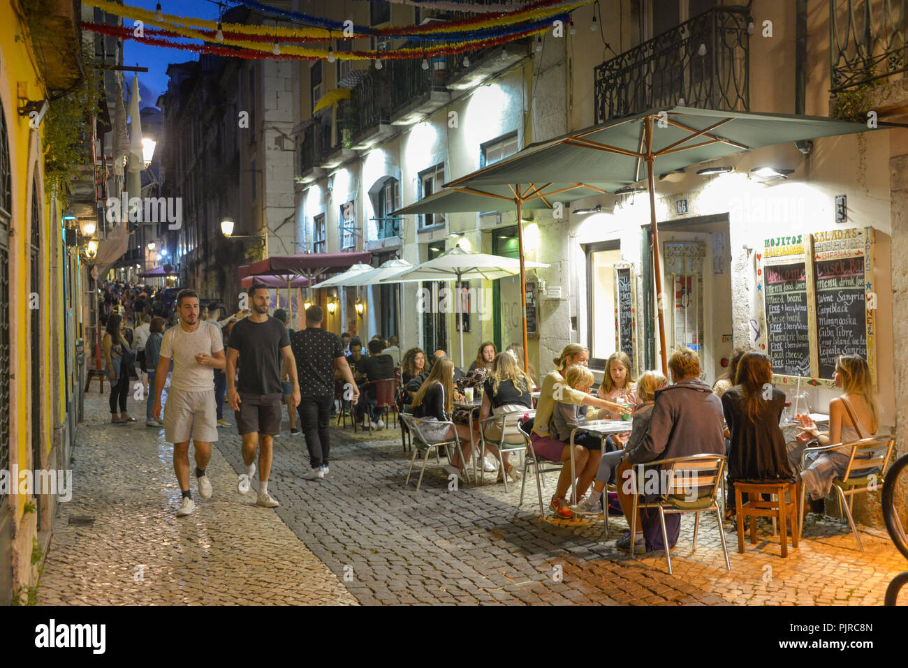 Casco antiguo lane, hostelería, Bairro Alto, Lisboa, Portugal, Altstadtgasse, Gastronomie, Lissabon Foto de stock
