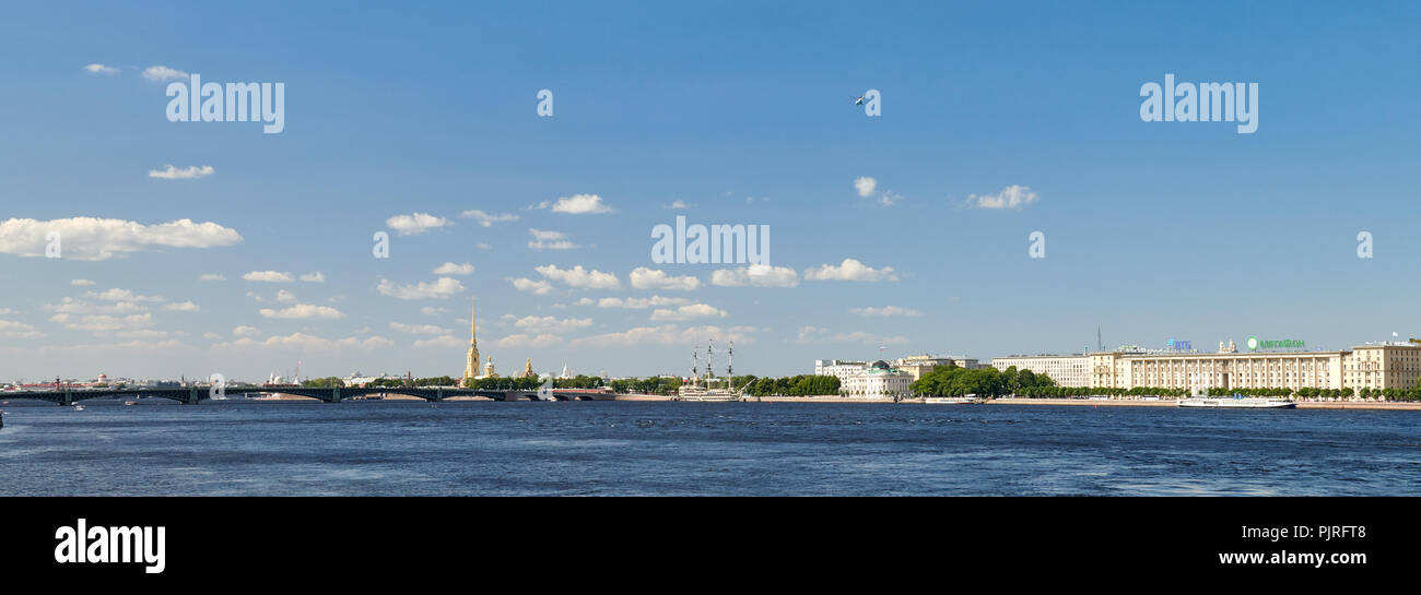 San Petersburgo, Rusia. Vista panorámica de la fortaleza de San Pedro y san Pablo y el río Neva. Foto de stock