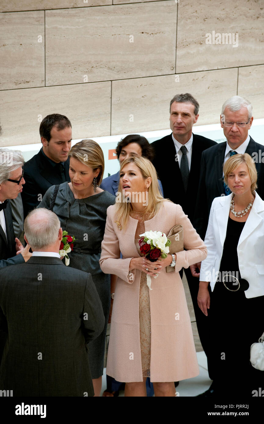 Apertura oficial de la M Museo en Lovaina por la Princesa Máxima y la princesa Mathilde de Bélgica, (20/09/2009). Foto de stock