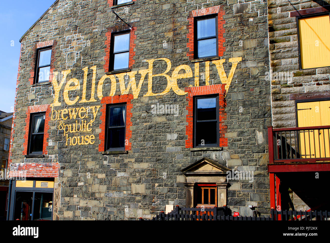 Vientre amarillo brewery y Public House, en el centro de Saint John's, Newfoundland, Canadá Foto de stock